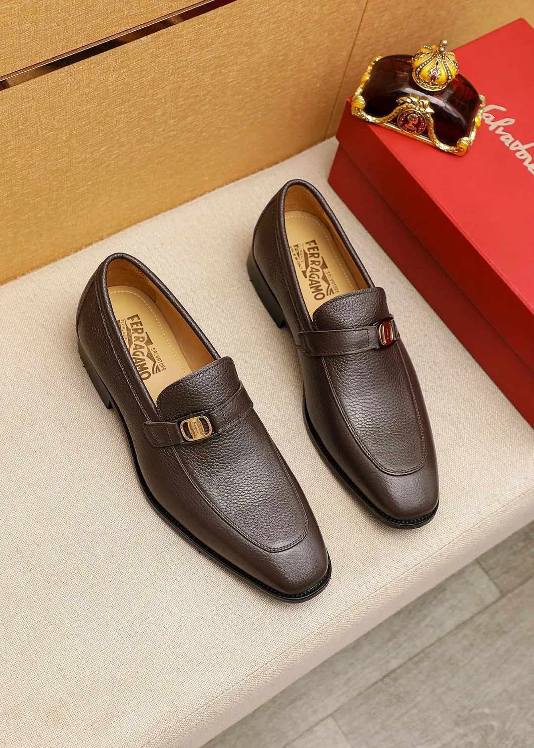 Men's shoes 💰460 💐 Product trademark: Ferragamo "Ferragamo" casual leather shoes Regular size: 38-44 (45.46🉑️customized) Product materials: Selected imported first-layer pebbled cowhide leather upper + luxury hardware buckle, imported water-dyed cowhide leather lining. Strong three-dimensional visual effect, original outsole color: 2 colors available